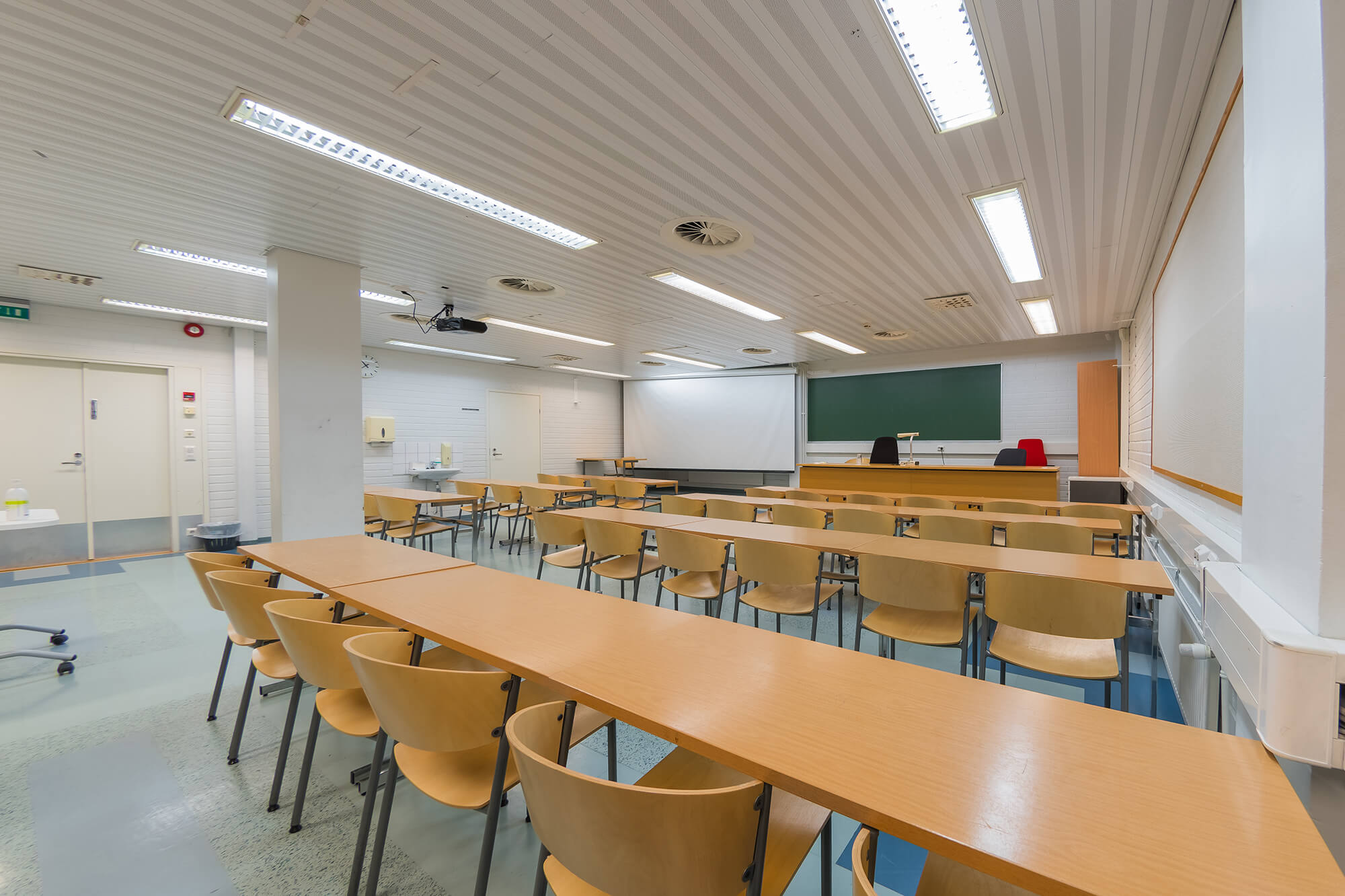 Kurssiosastolla sijaitsevaan kokoustilaan Santahaminaan sopii jopa 56 henkilöä.