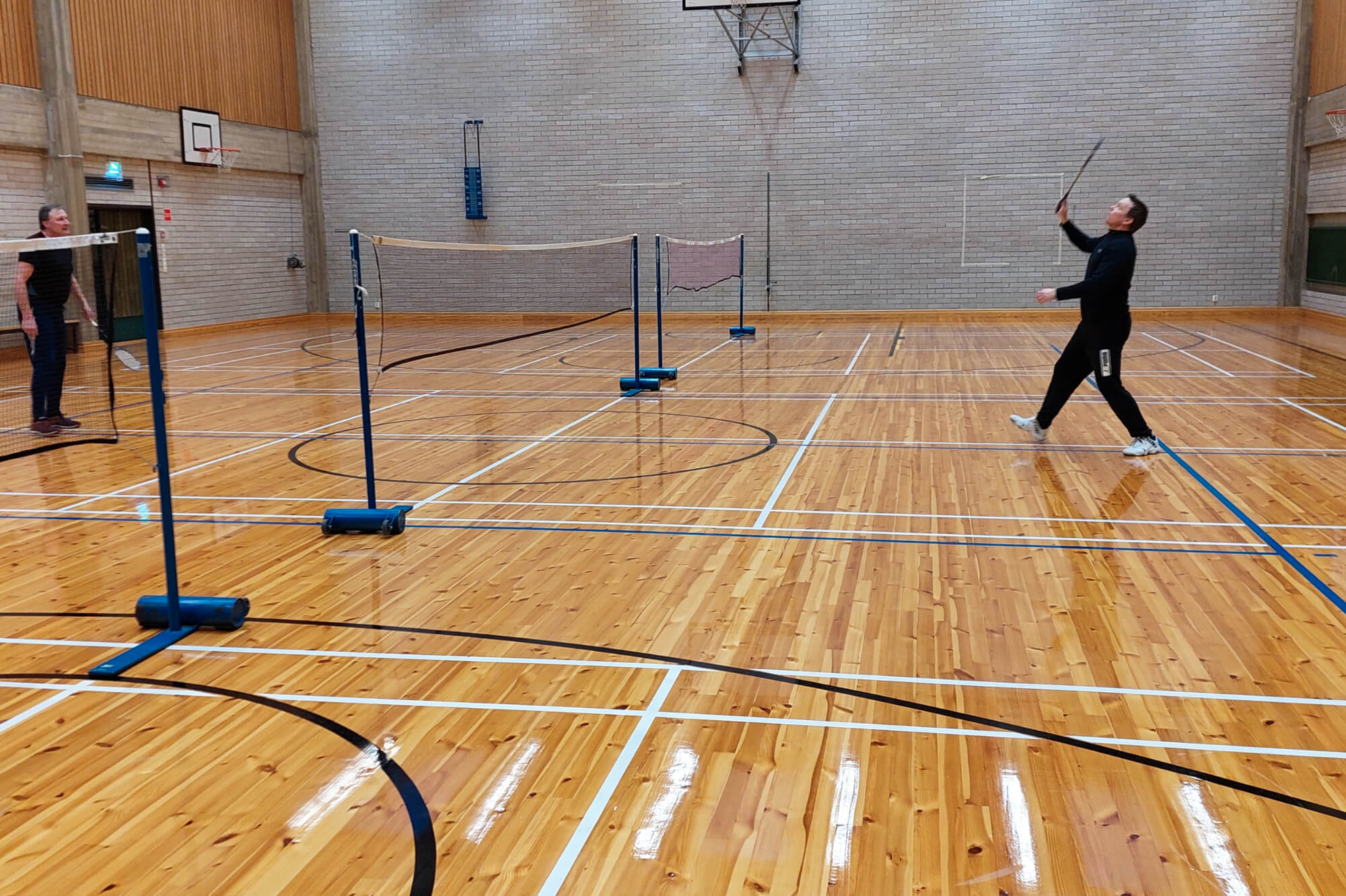 Lentohotellin uudistetun liikuntasalin varusteluun kuuluu sählylaidat, lentopallo- ja sulkapalloverkot, koripallotelineet sekä jumppamattoja.