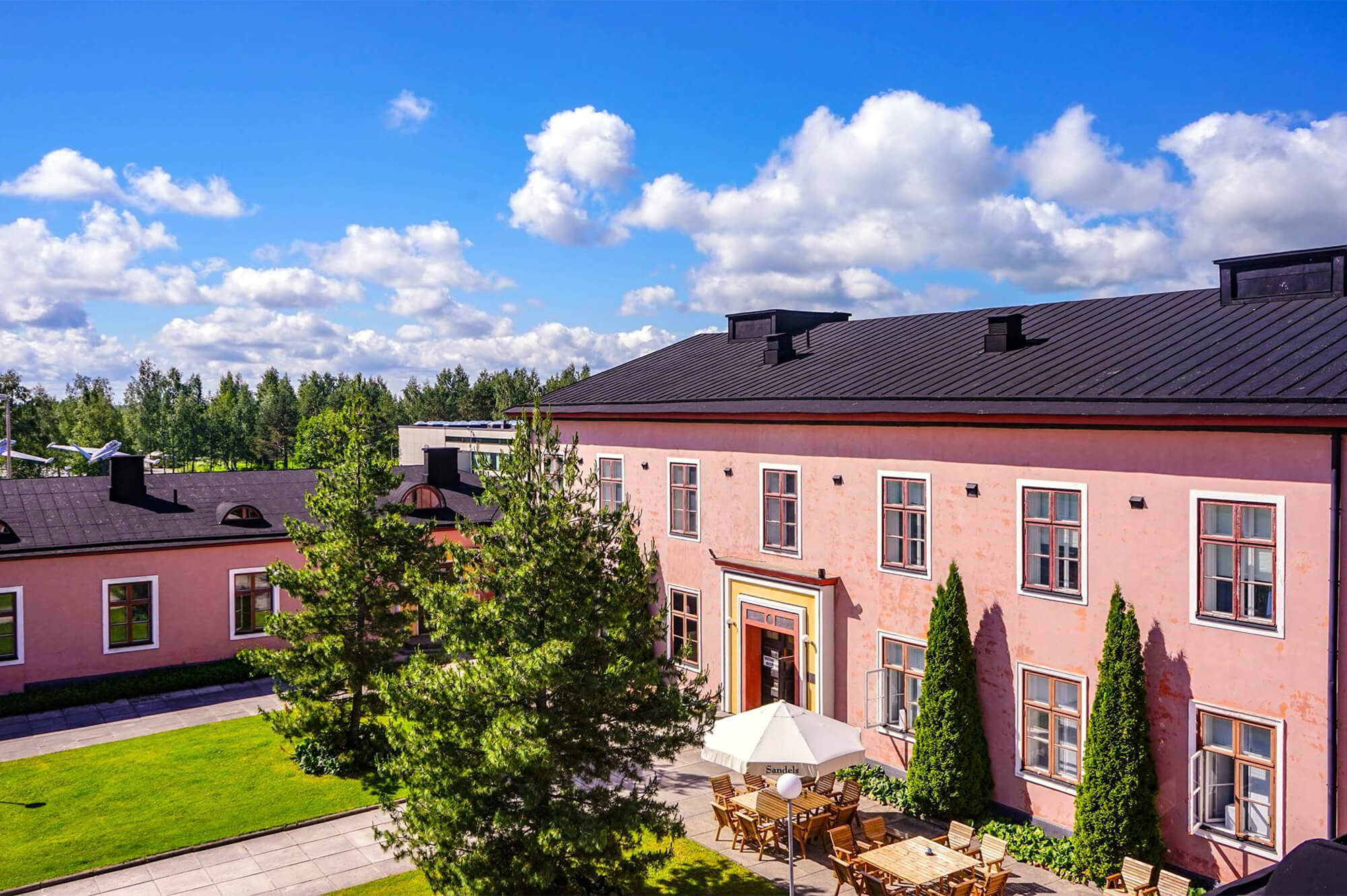 The main building of Lentohotelli, Linna, boasts architecturally intriguing features and is inspired by architect Elsa Arokallio's travels in Africa.