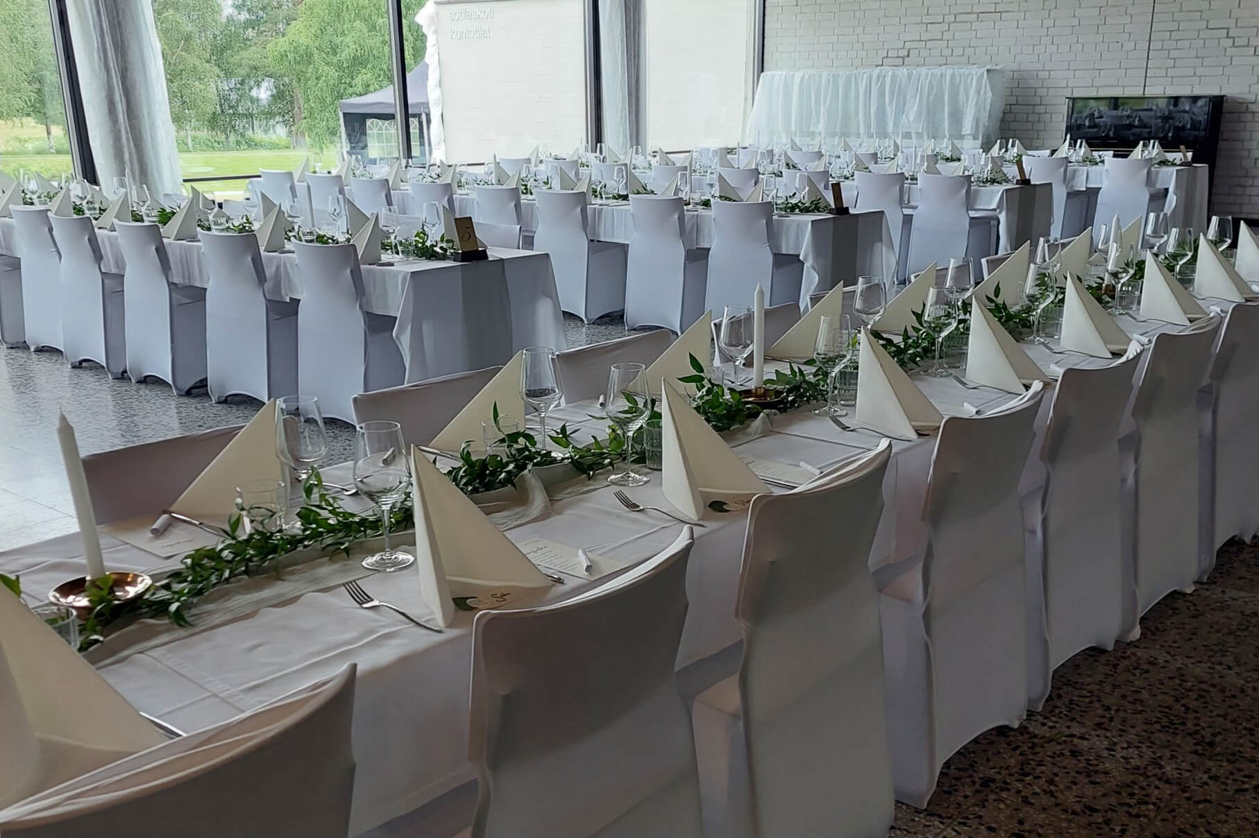 Lentohotellin ravintolassa on juhlatunnelmaa suurempienkin juhlien järjestämiseen.