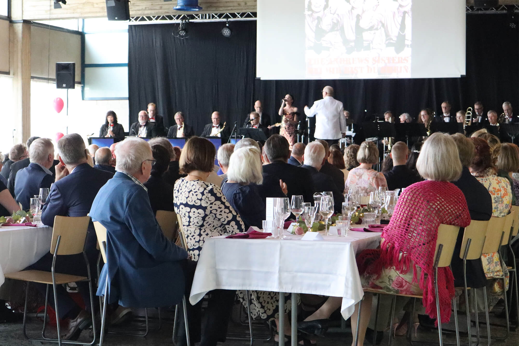 Lentohotellin konserttisali soveltuu niin konserteille, teatteriesityksille, seminaareille kuin juhlatilaisuuksillekin.