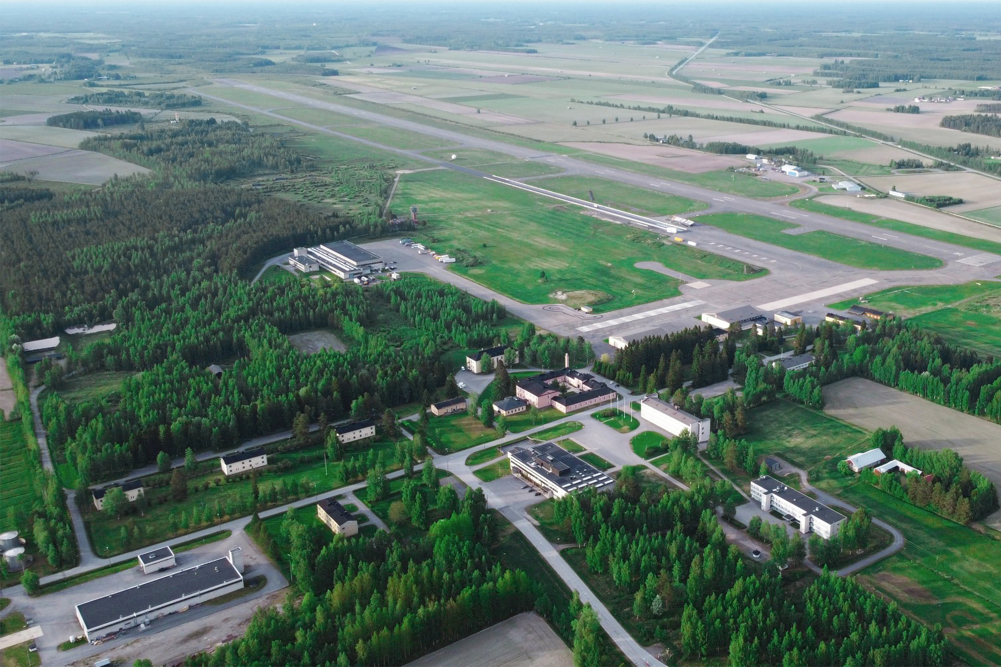 Lentohotelli sijaitsee Kauhavalla LSK Business Parkissa, jossa on tilaa niin yritys- kuin tapahtumatoiminnallekin.